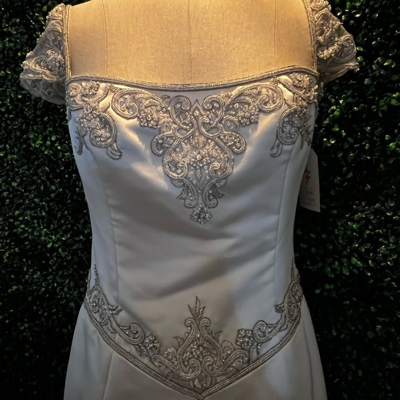 Wedding gown NWOT - Picture 8 of 12